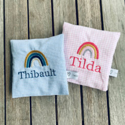 Kirschkernkissen mit Stickerei <  Regenbogen > Bezug waschbar