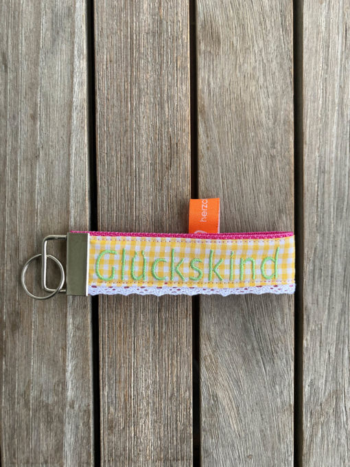 Schlüsselanhänger Stickerei < Glückskind >