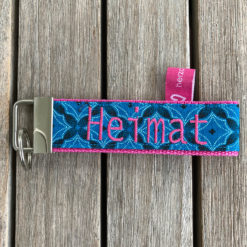 Schlüsselanhänger <HEIMAT>  Individuell bestickt