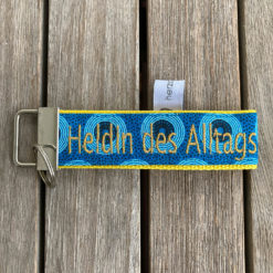 Schlüsselanhänger < Heldin des Alltags > individuell bestickt