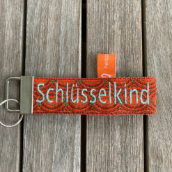 Schlüsselanhänger < Schlüsselkind > individuell bestickt