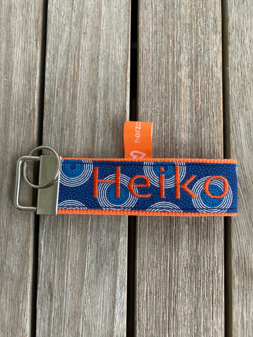 Schlüsselanhänger < Individueller Name >  bestickt