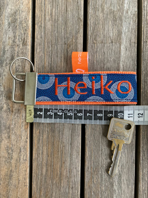 Schlüsselanhänger < Individueller Name >  bestickt – Bild 2