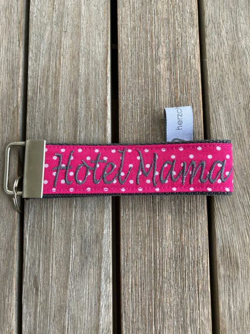 Schlüsselanhänger < Hotel Mama > individuell bestickt