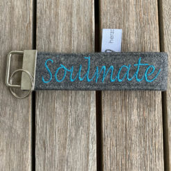Schlüsselanhänger < Soulmate > individuell bestickt