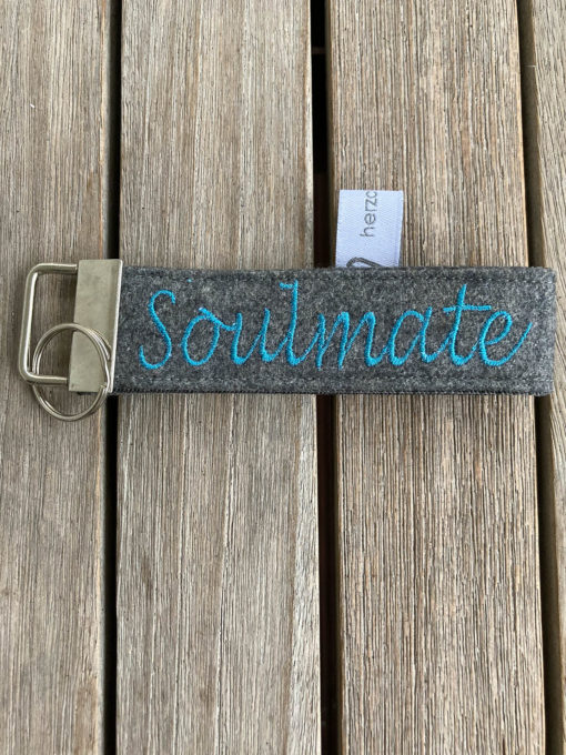 Schlüsselanhänger < Soulmate > individuell bestickt
