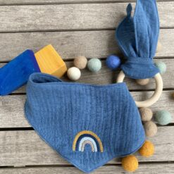 Geschenkset für Babys bestehend aus Halstuch und Greifring